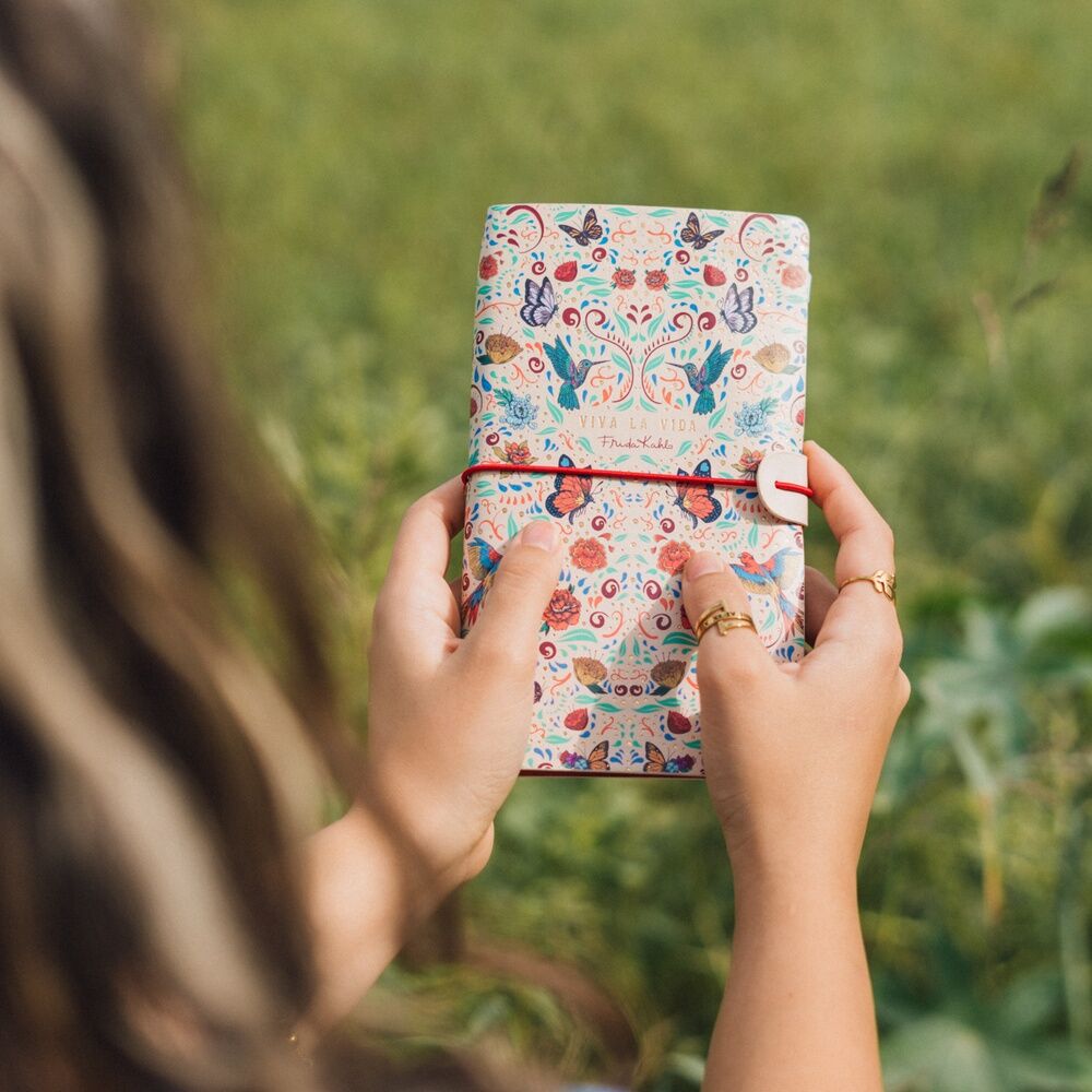 Imagen de Cuaderno De Viaje Frida Kahlo parte de nuestra colección en Espadas y más, sitio oficial.
