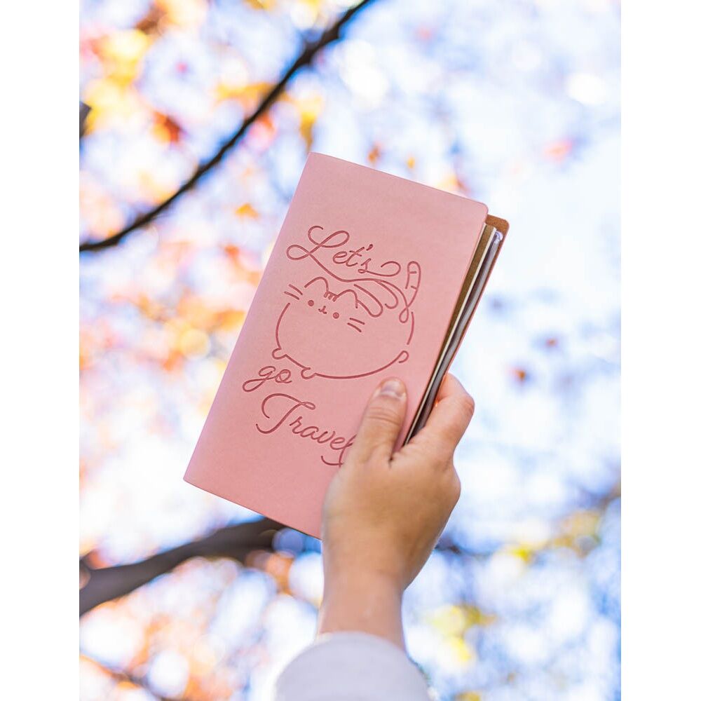 Imagen de Cuaderno De Viaje Pusheen parte de nuestra colección en Espadas y más, sitio oficial.