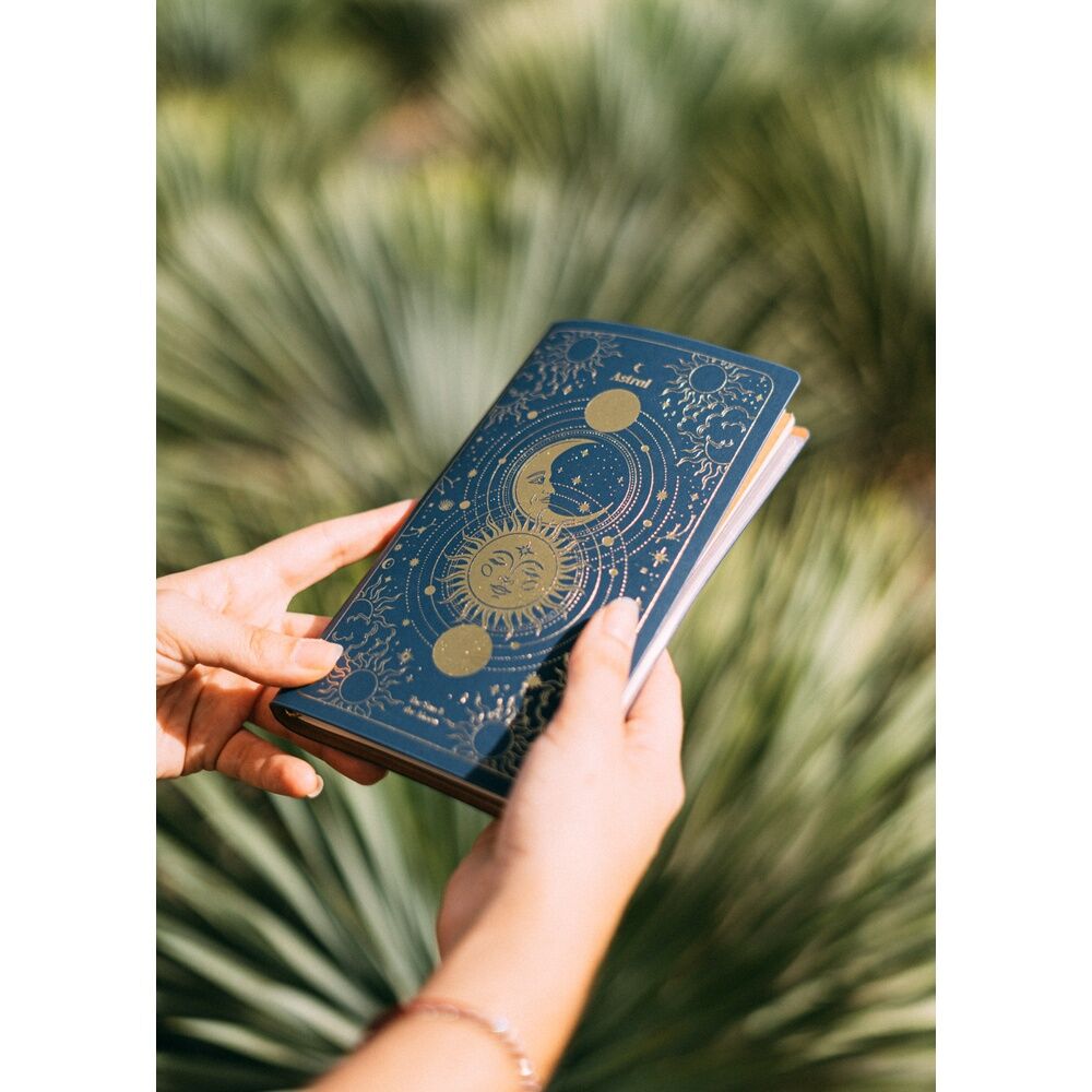 Imagen de Cuaderno De Viaje Astral parte de nuestra colección en Espadas y más, sitio oficial.