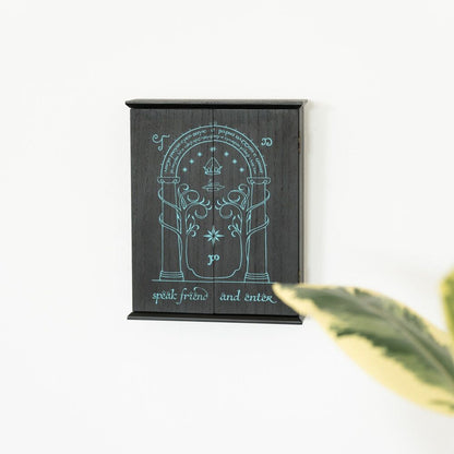 Imagen de Colgador De Llaves Puerta De Moria El Señor De Los Anillos parte de nuestra colección en Espadas y más, sitio oficial.
