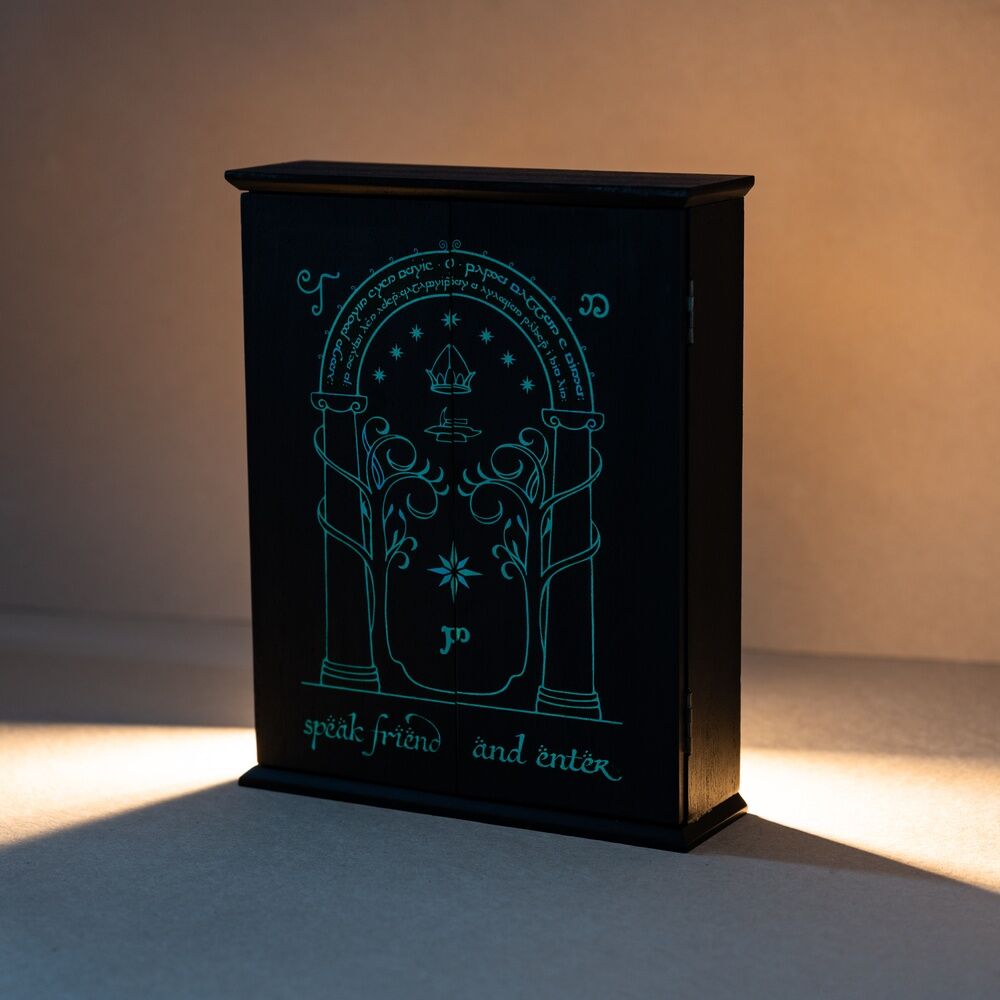 Imagen de Colgador De Llaves Puerta De Moria El Señor De Los Anillos parte de nuestra colección en Espadas y más, sitio oficial.