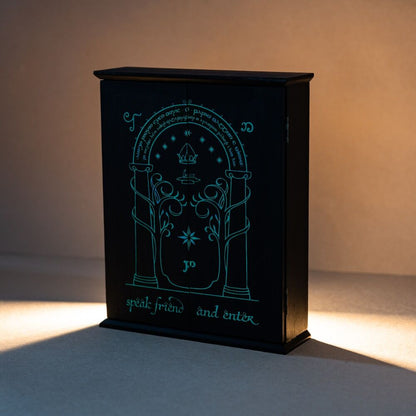 Imagen de Colgador De Llaves Puerta De Moria El Señor De Los Anillos parte de nuestra colección en Espadas y más, sitio oficial.