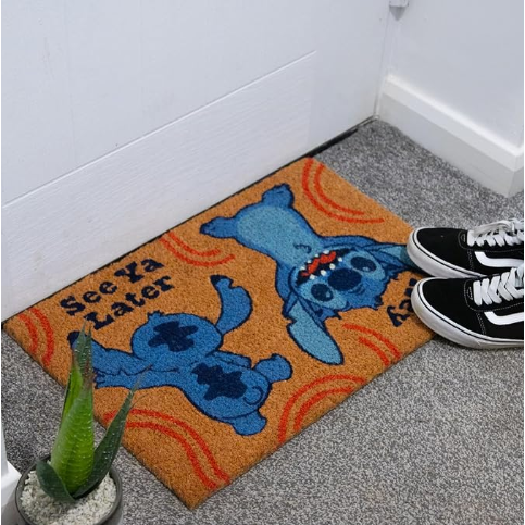 Imagen de Felpudo Stitch Disney parte de nuestra colección en Espadas y más, sitio oficial.