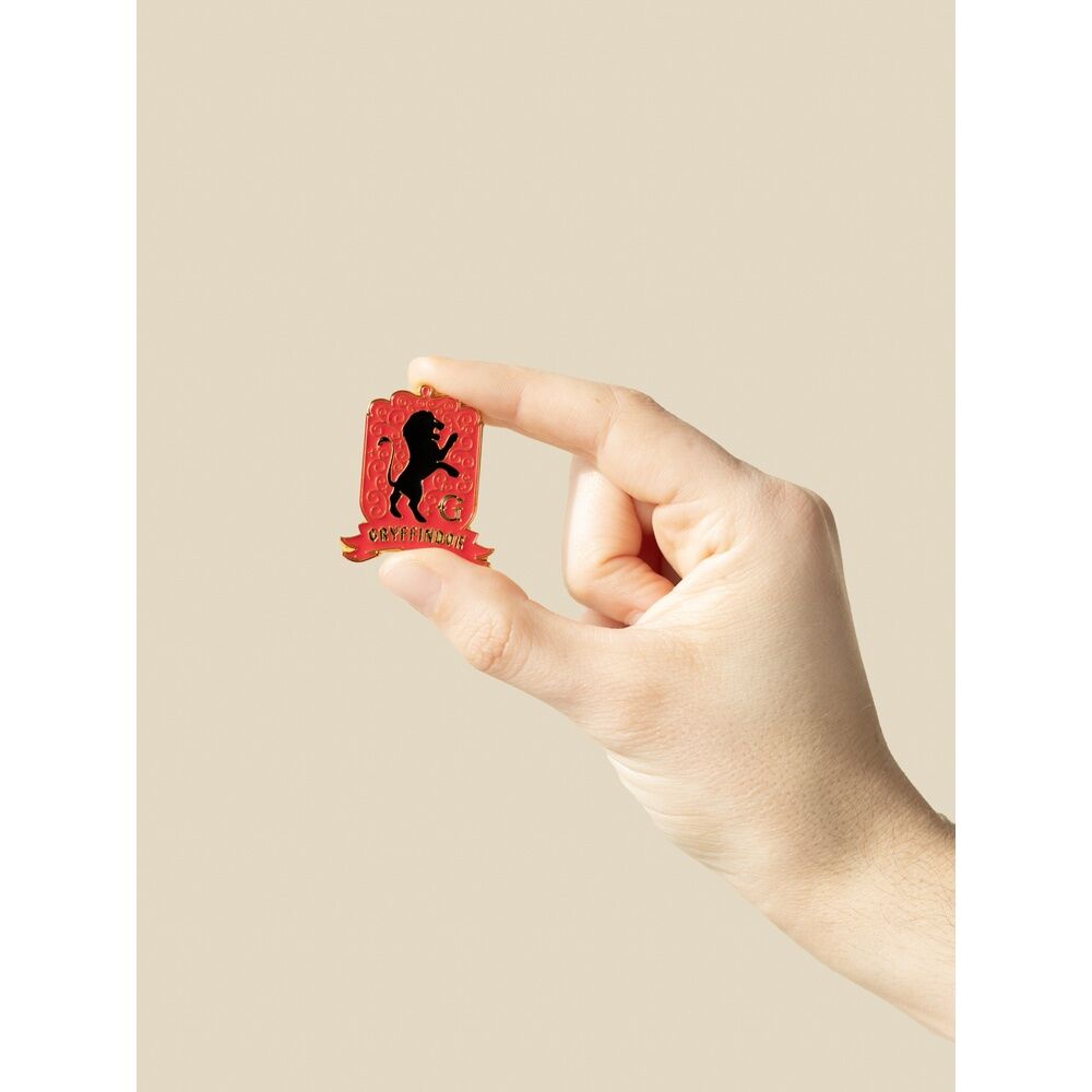 Imagen de Set 4 Pins Hogwarts Harry Potter parte de nuestra colección en Espadas y más, sitio oficial.