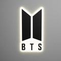 Lámpara LED encendida con el logotipo de BTS