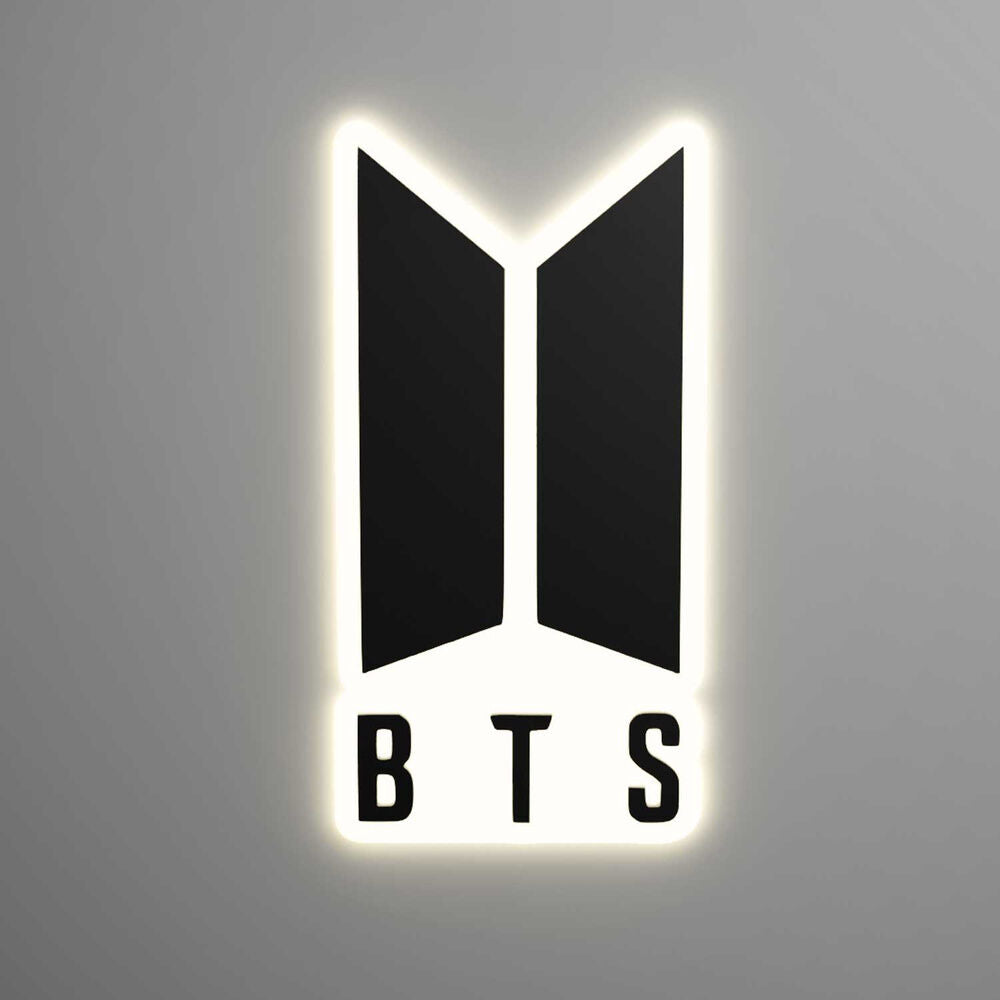 Lámpara LED encendida con el logotipo de BTS