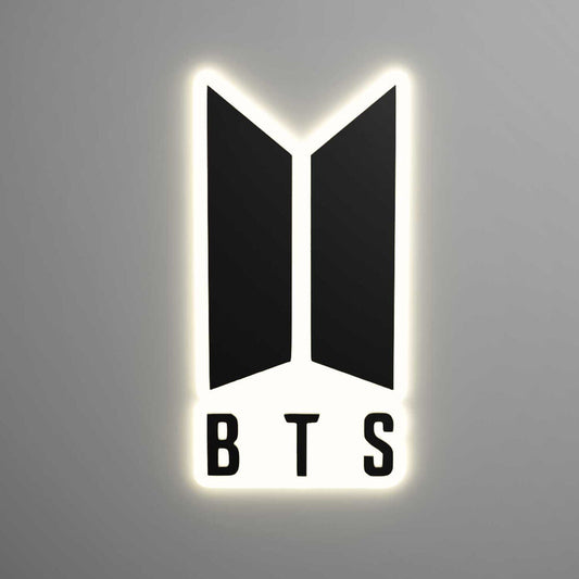 Lámpara LED encendida con el logotipo de BTS