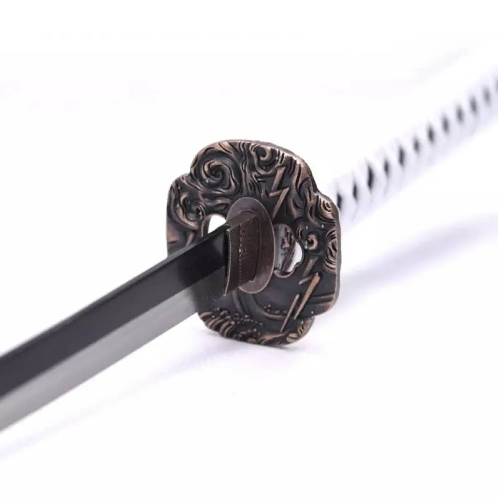 Detalle de la tsuba con rayos de la Katana de Jin Sakai de Ghost of Tsushima como la del videojuego. Vendida por Espadas y más