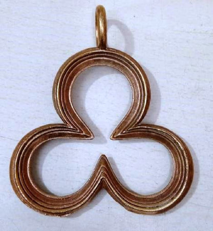 Colgante Medieval Trébol - Amuleto de Bronce Fundido con Diseño de Trébol | Joyería Fundida a la Cera Perdida - Imagen 7