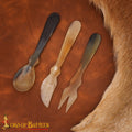 Juego de Cubiertos Medievales de Cuerno - Cuchara, Tenedor y Cuchillo Tallados a Mano - Imagen 1