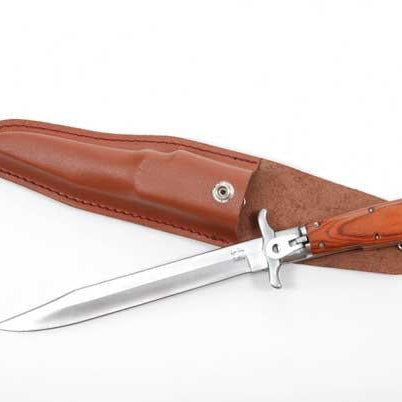 Cuchillo plegable de acero inoxidable y otros artículos edc de uso diario  para hombres en primer plano con cuchillo plegable con poca luz y poca  profundidad de campo