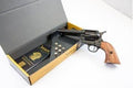 Imagen de Revólver  Peacemaker CAL.45 4,75", con 6 balas, 1-1186N, Réplica no funcional parte de nuestra colección en Espadas y más, sitio oficial.