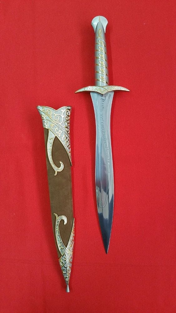 Espada Dardo de Frodo de El Señor de los Anillos con Vaina y frase en élfico en la hoja expuesta en tela. Vendida por Espadas y más
