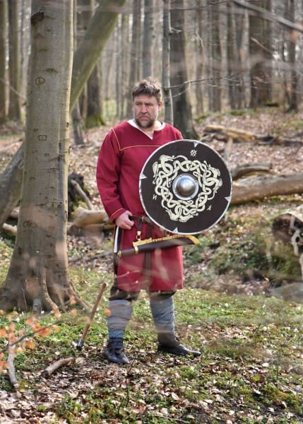Escudo anglosajón con motivo de serpiente y runas, 61 cm 1116003600 - Espadas y Más