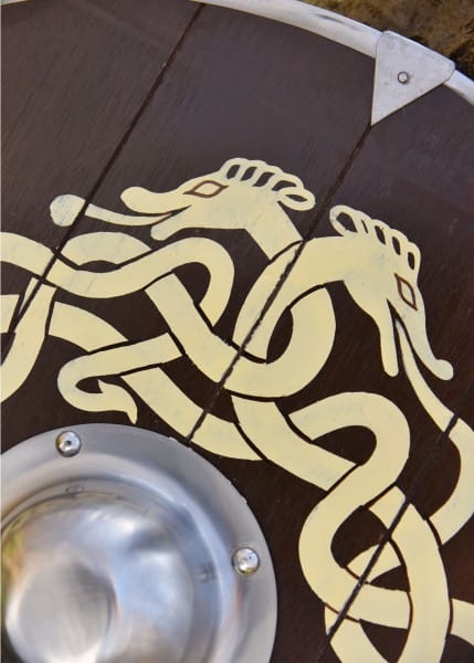 Escudo anglosajón con motivo de serpiente y runas, 61 cm 1116003600 - Espadas y Más