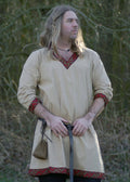 Imagen de 1216201030 Túnica vikinga de algodón, beige parte de nuestra colección en Espadas y más, sitio oficial. Esta imagen describe  coleccioables