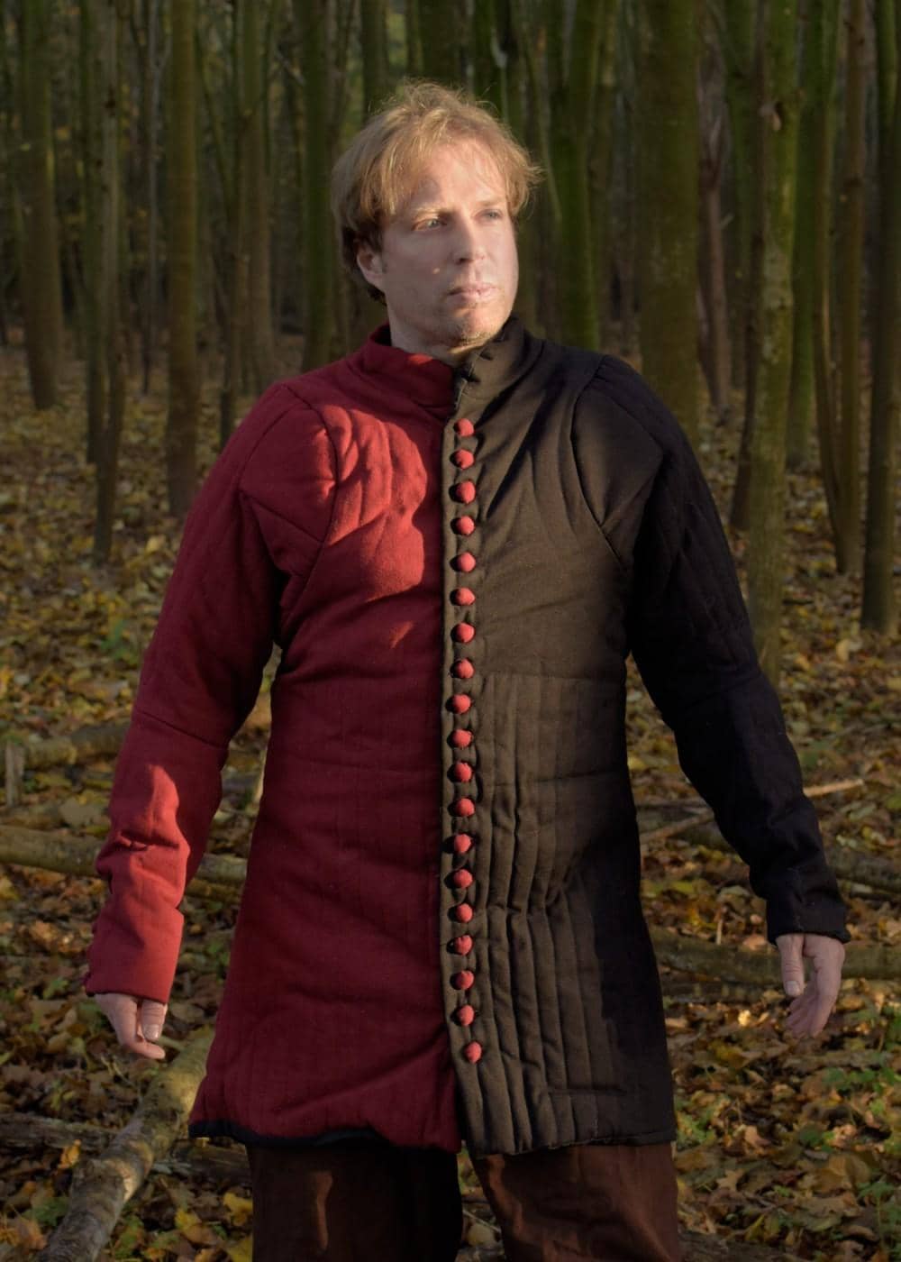 1280001200 Gambeson con botones, Jupon, rojo y negro - Espadas y Más