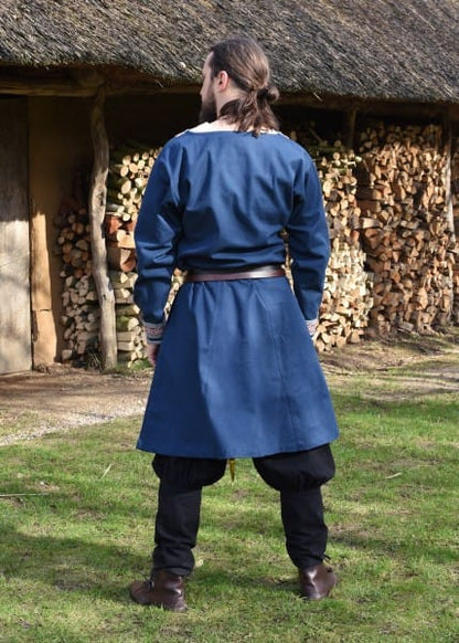 Imagen de Túnica vikinga Halvar con bordados Azul o Natural/Rojo 1280001650 parte de nuestra colección en Espadas y más, sitio oficial.
