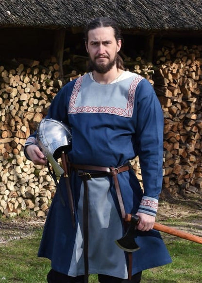 Imagen de Túnica vikinga Halvar con bordados Azul o Natural/Rojo 1280001650 parte de nuestra colección en Espadas y más, sitio oficial.