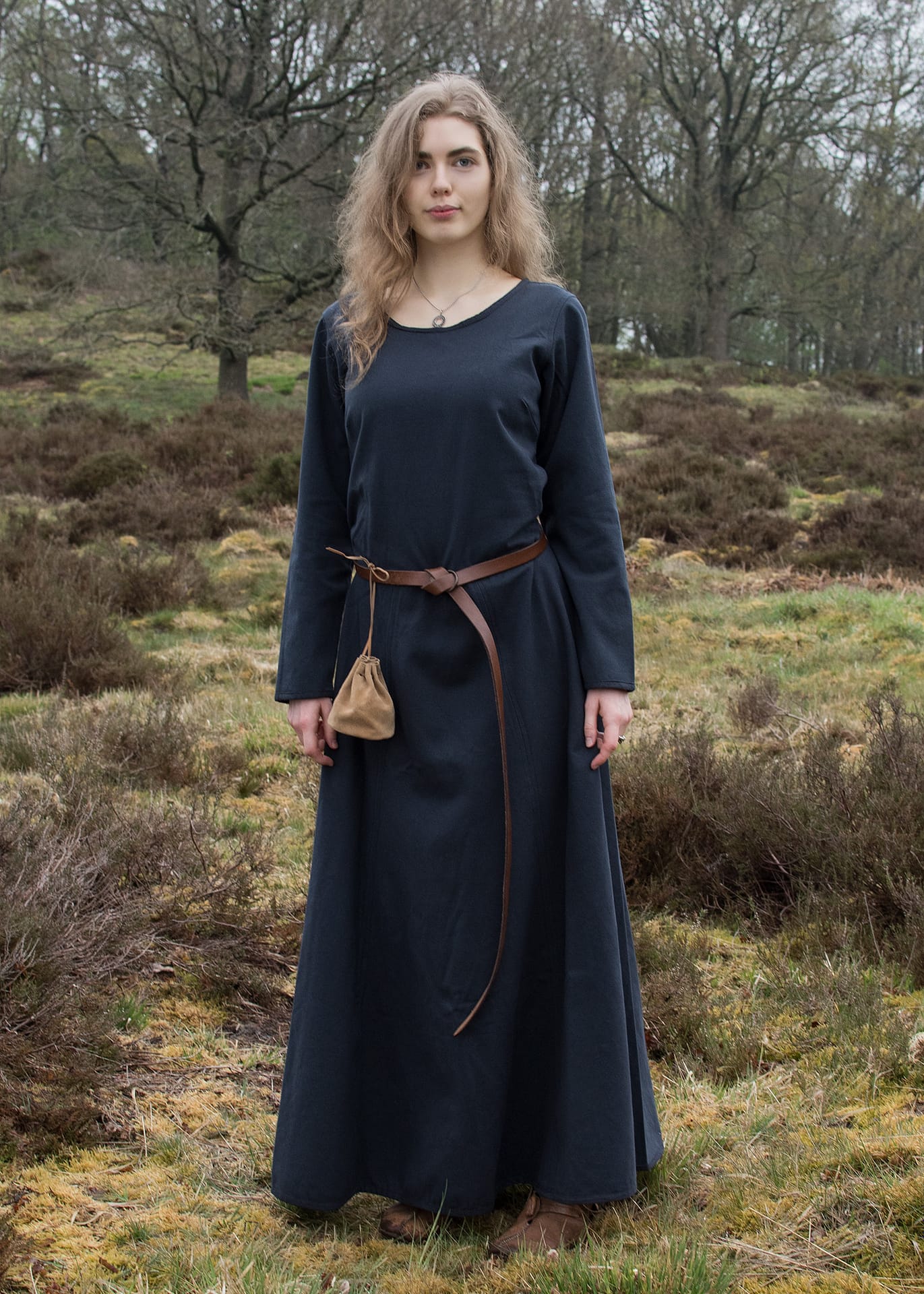 Imagen de Vestido Sencillo medieval Afra hecho de lienzo sólido, azul oscuro o Burdeos  1280022350 parte de nuestra colección en Espadas y más, sitio oficial.