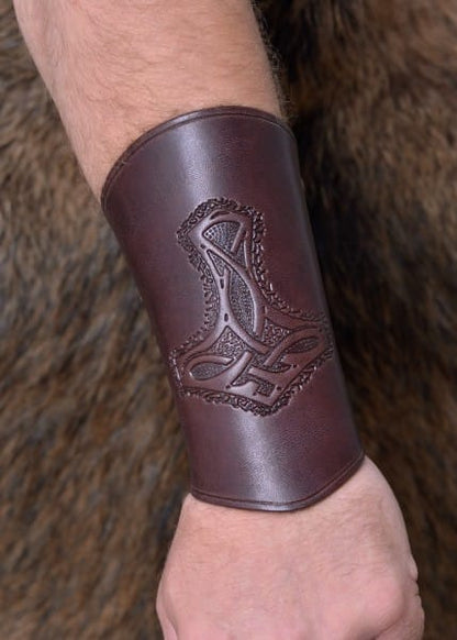 Imagen de Protector de brazo de cuero, con el martillo de Thor, largo parte de nuestra colección en Espadas y más, sitio oficial.