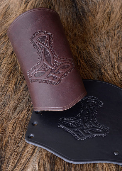 Imagen de Protector de brazo de cuero, con el martillo de Thor, largo parte de nuestra colección en Espadas y más, sitio oficial.