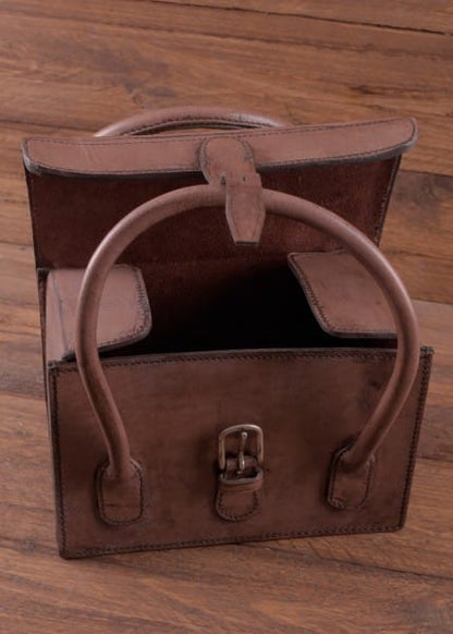 Imagen de Bolsa de cartucho de cuero, con asa 1616150001 parte de nuestra colección en Espadas y más, sitio oficial.