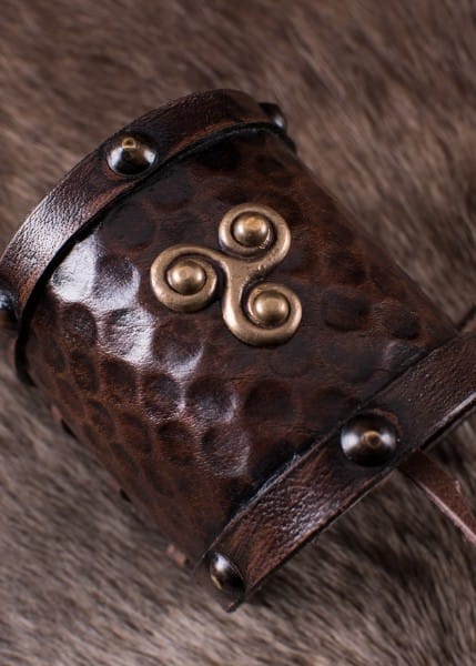 Pequeño protector de brazo de cuero con motivo triskel celta - Espadas y Más