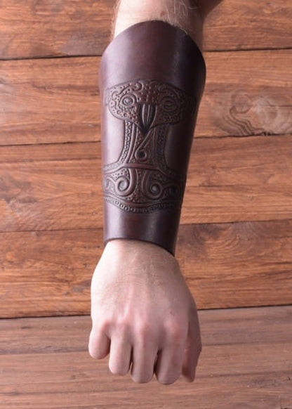 Brazalete con martillo de Thor en relieve, marrón o negro antiguo - Espadas y Más