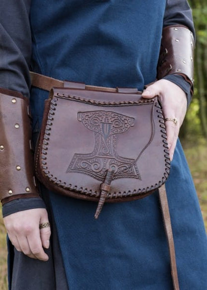 Imagen de Bolso para cinturón en relieve Thorshammer, cuero parte de nuestra colección en Espadas y más, sitio oficial. Esta imagen describe  bolsa