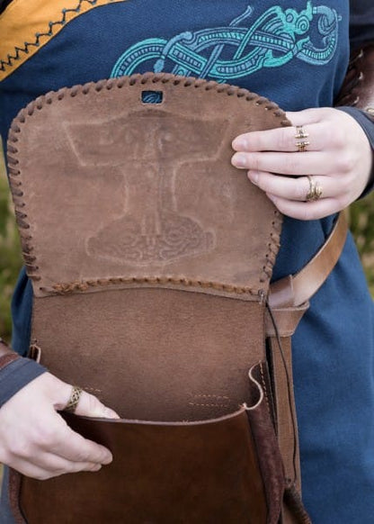 Imagen de Bolso para cinturón en relieve Thorshammer, cuero parte de nuestra colección en Espadas y más, sitio oficial. Esta imagen describe  bolsa