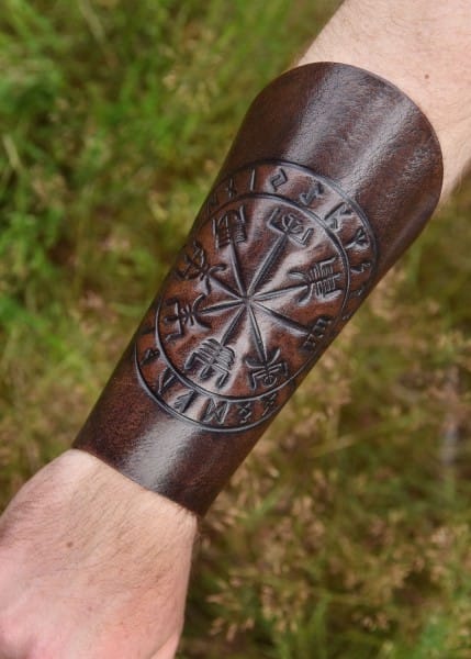 Protectores de brazos de cuero en relieve Vegvísir, marrón 1680000350 - Espadas y Más