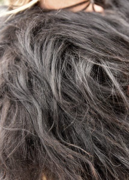 Imagen de Pelaje de hombro hecho de piel, negro  1680603000 parte de nuestra colección en Espadas y más, sitio oficial.