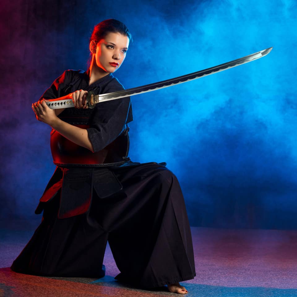 Mujer en hakama utilizando la Katana de Jin Sakai de Ghost of Tsushima, el mismo modelo que vende Espadas y más