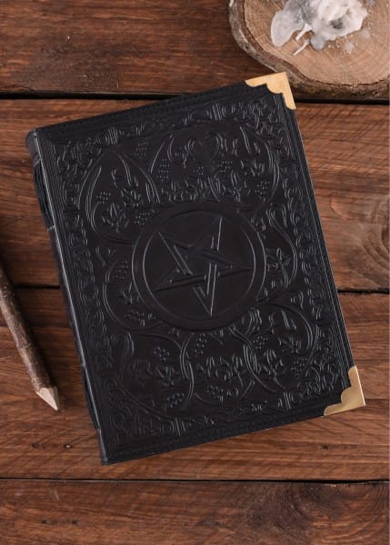 Libro de cuero negro con pentagrama, aprox. 18 x 23 cm - Espadas y Más