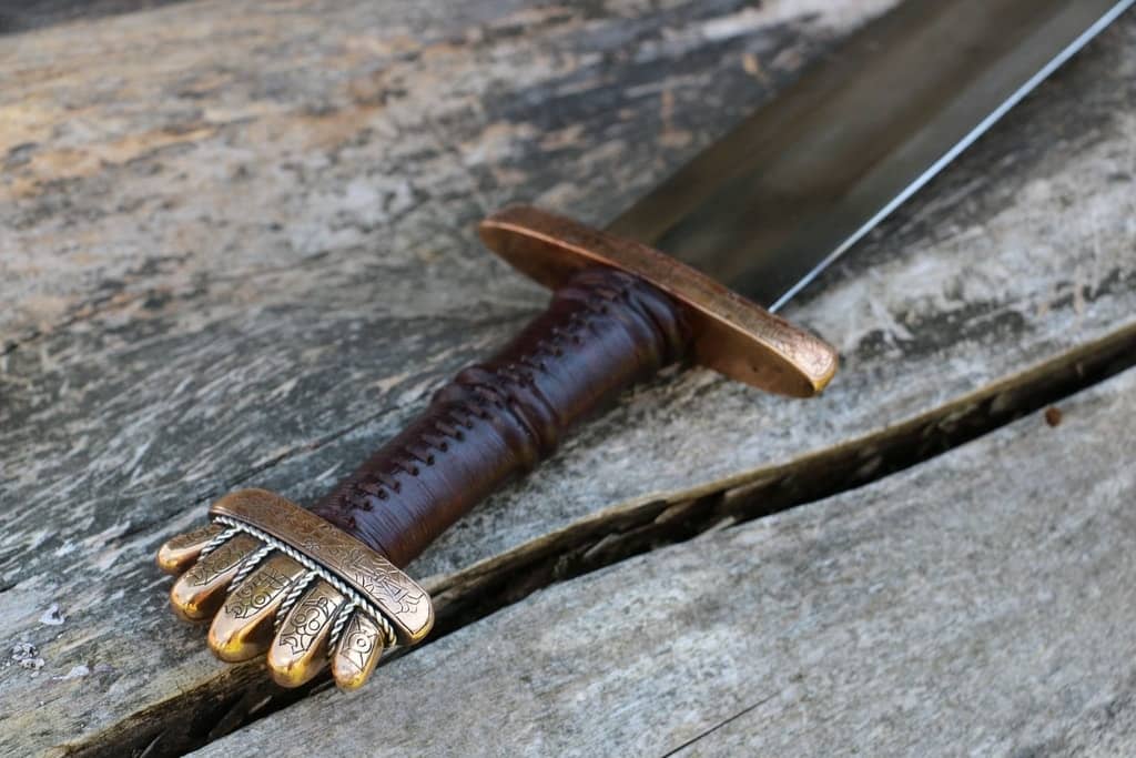 Espada vikinga Grom Petersen tipo O de bronce con hilo plateado VSW46 - Espadas y Más