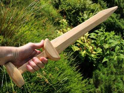 Imagen de Espada de gladiador Rudis de madera ASW65 parte de nuestra colección en Espadas y más, sitio oficial.