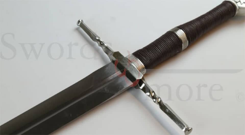 Detalle de la hoja y guarda de la Espada de Geralt de Rivia de The Witcher de acero funcional. Vendida por Espadas y más