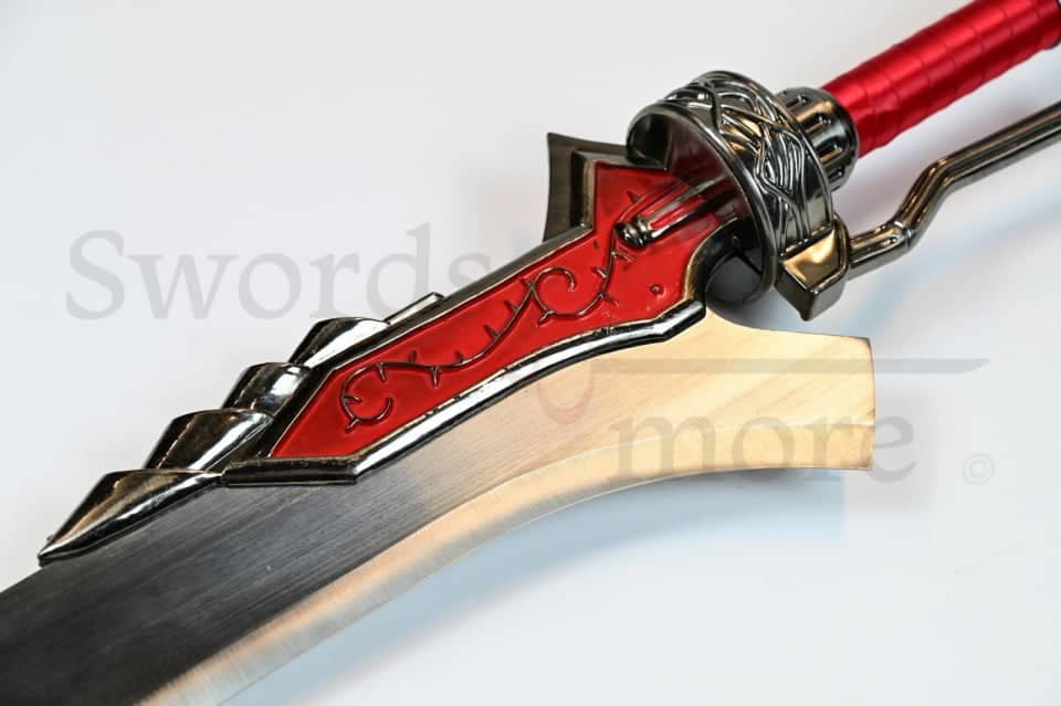 Mango y detalles de la espada de fantasía Reina Roja de Nero de Devil May Cry como la del videojuego. Vendida por Espadas y más