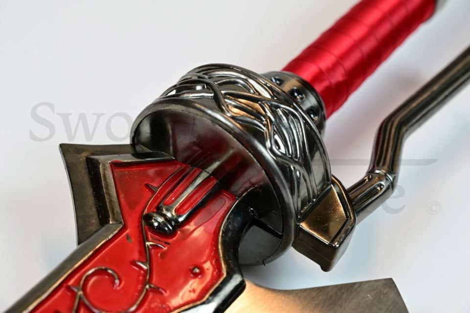 Detalle de la tsuba de la espada de fantasía Reina Roja de Nero de Devil May Cry como la del videojuego. Vendida por Espadas y más