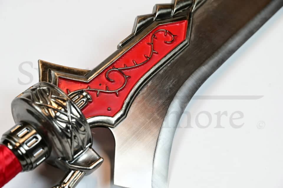 Detalle rojo y plateado de la espada de fantasía Reina Roja de Nero de Devil May Cry como la del videojuego. Vendida por Espadas y más