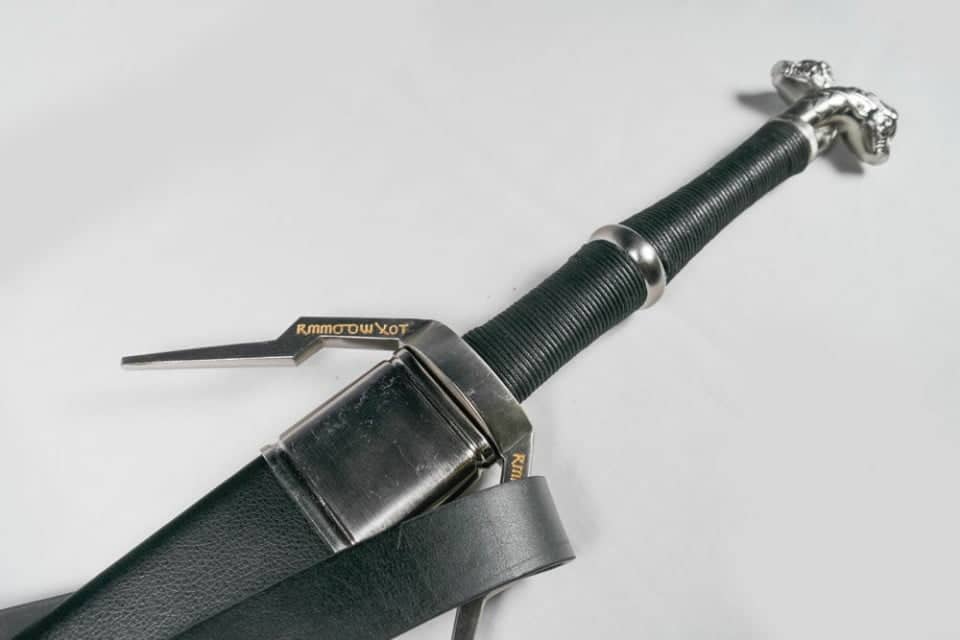 Detalle de guarda y empuñadura de la espada de Geralt de Rivia de The Witcher como la que aparece en The Witcher 3. Vendida por Espadas y más