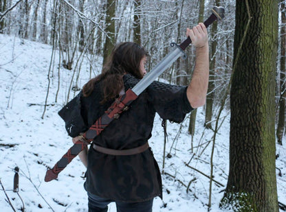 Imagen de Espada de fantasía Barbarian afilada a dos manos con vaina en la espalda AES21 parte de nuestra colección en Espadas y más, sitio oficial.