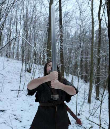 Imagen de Espada de fantasía Barbarian afilada a dos manos con vaina en la espalda AES21 parte de nuestra colección en Espadas y más, sitio oficial.