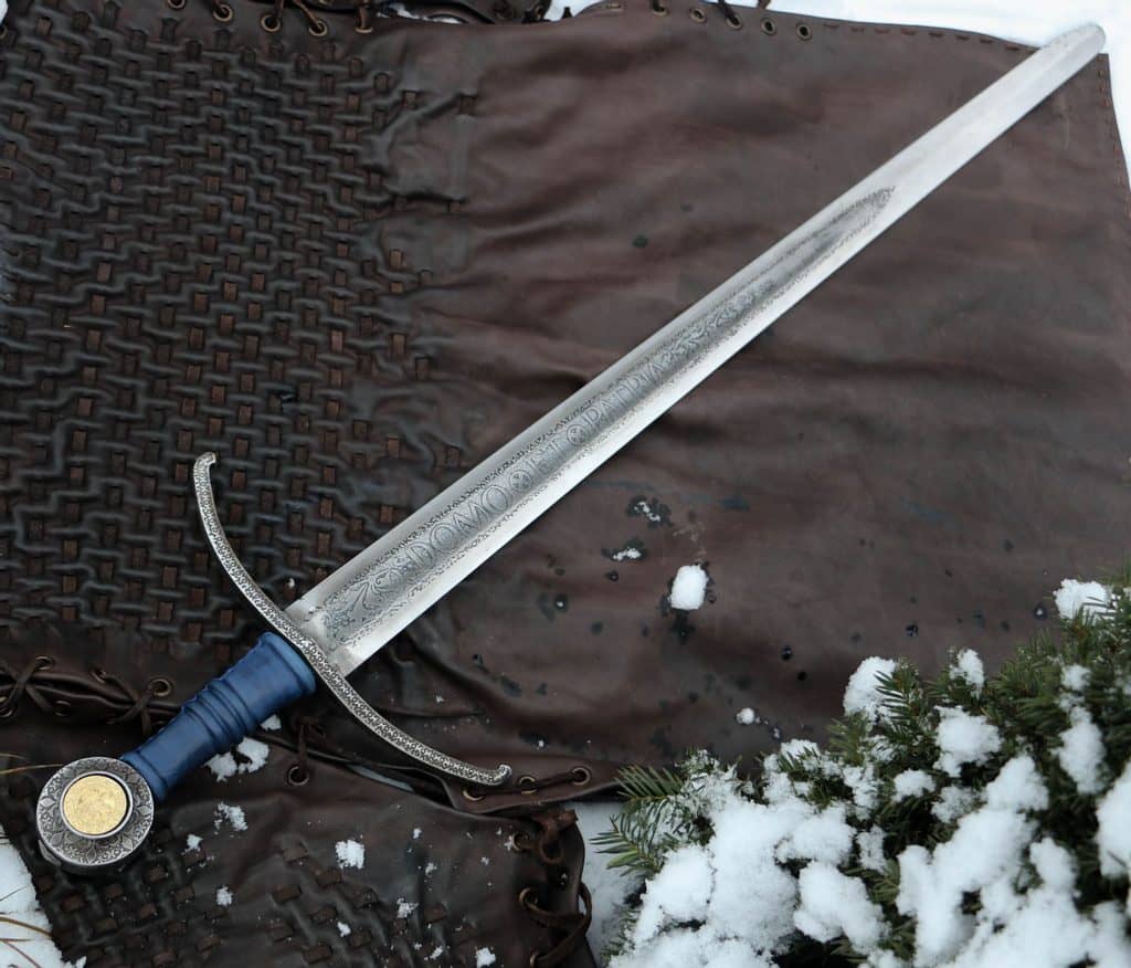 Mittelalterliches Schwert Domo Et Patria mit Gravur auf einer Hand, Full Tang AES22