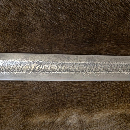 Imagen de Espada medieval grabada Fac Fortia et Patere a una mano Full Tang AES23 parte de nuestra colección en Espadas y más, sitio oficial.