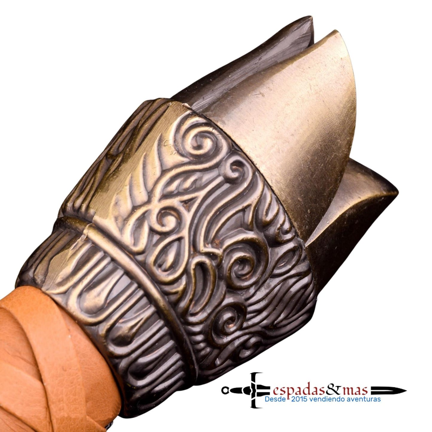 Detalle del pomo con "grabados" de la Espada del Padre de Conan El Bárbaro. Vendida por Espadas y más