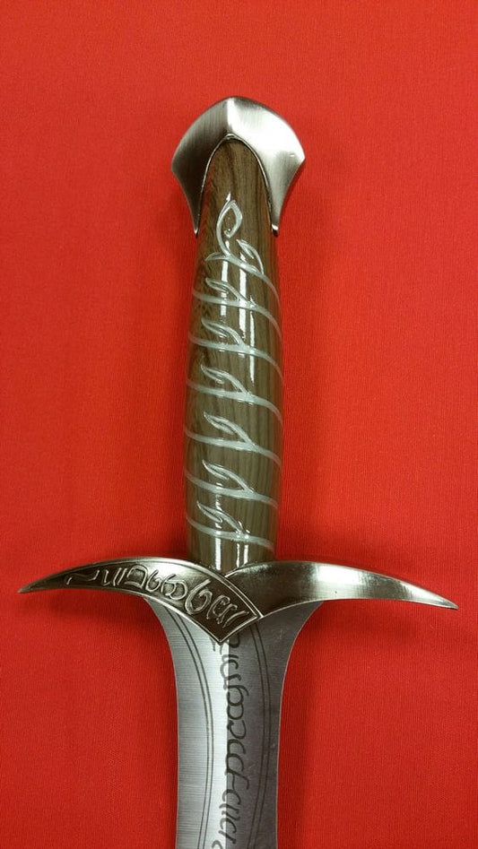 Detalle con marcas en élfico de la Espada Dardo de El Señor de los Anillos de Frodo y de El Hobbit. Vendida por Espadas y más