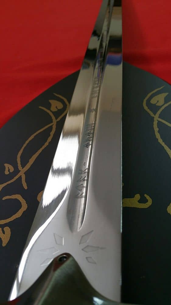 Detalle de Acanaladura de la espada Anduril de Aragorn de El Señor de los Anillos igual que la de la película. Vendida por Espadas y más