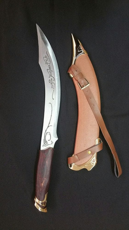 Cuchillo élfico de Aragorn de El Señor de los anillos con funda y expositor abierto. Vendido por Espadas y más